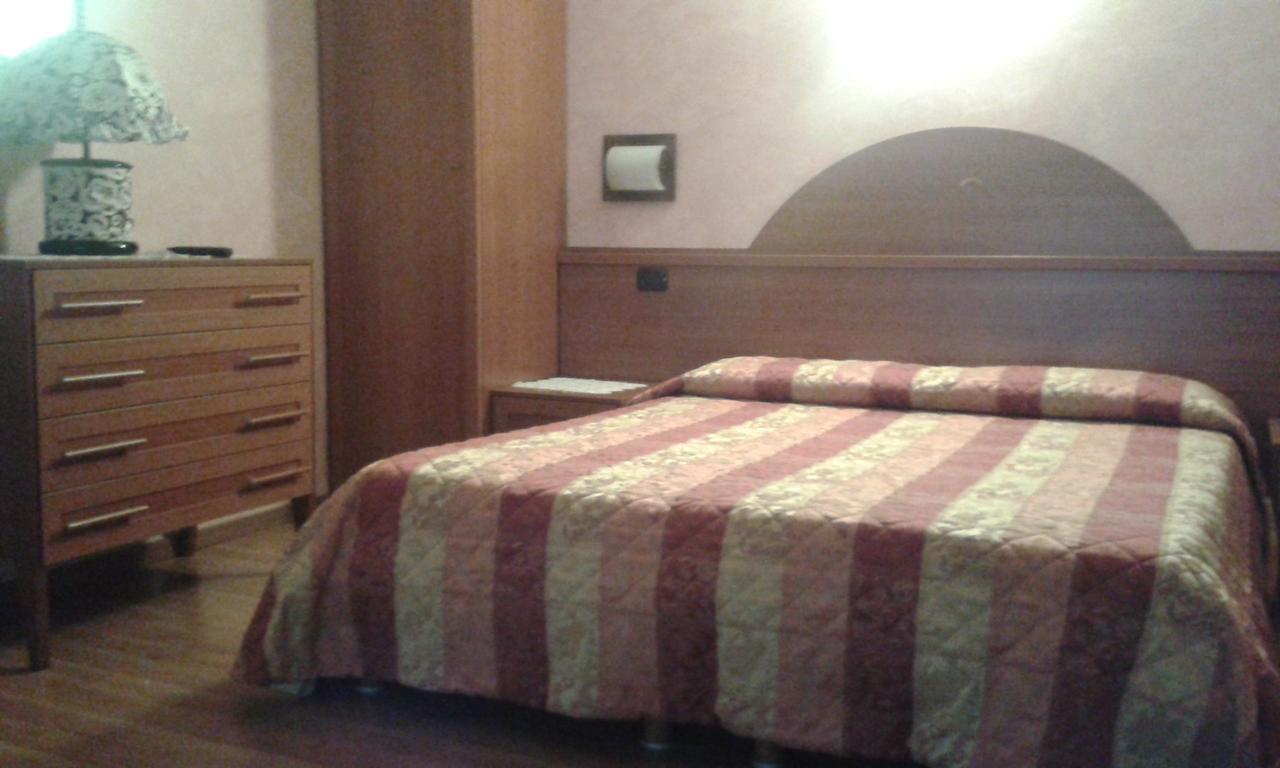 Hotel Cristallo سيريتو لاغي الغرفة الصورة