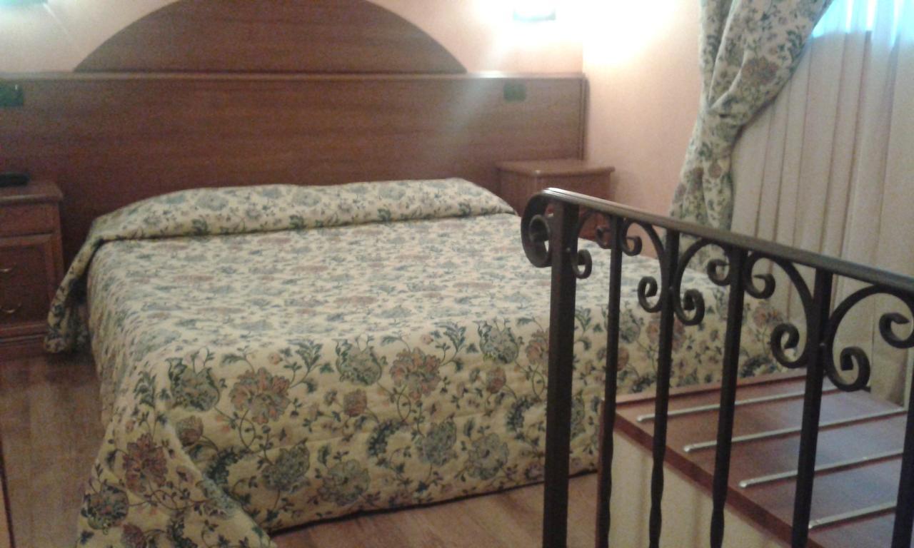Hotel Cristallo سيريتو لاغي الغرفة الصورة
