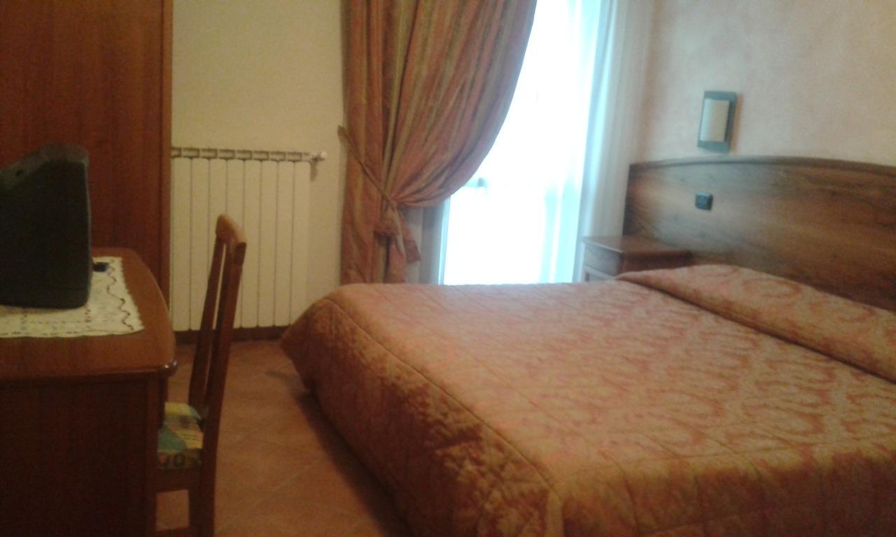 Hotel Cristallo سيريتو لاغي الغرفة الصورة